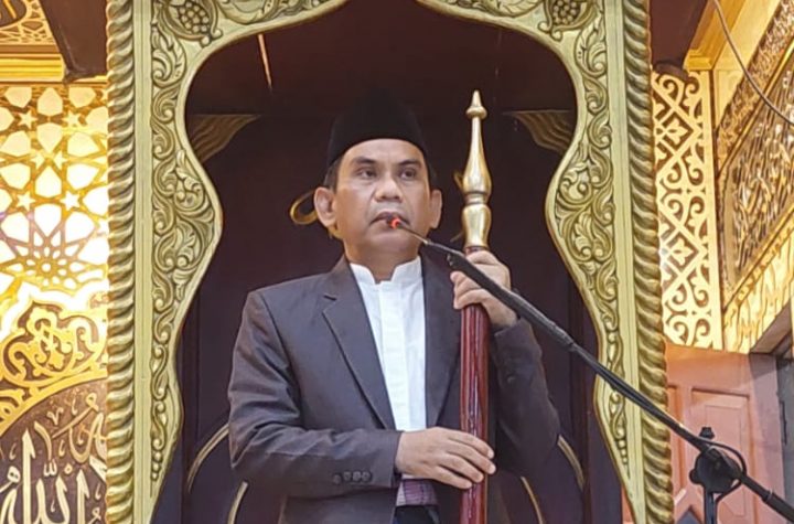Rektor IAIN Sorong Dr. Hamzah, M.Ag. saat berkhutbah di Masjid Al Azhar GOR Kota Sorong (Kitorangnews/dok)