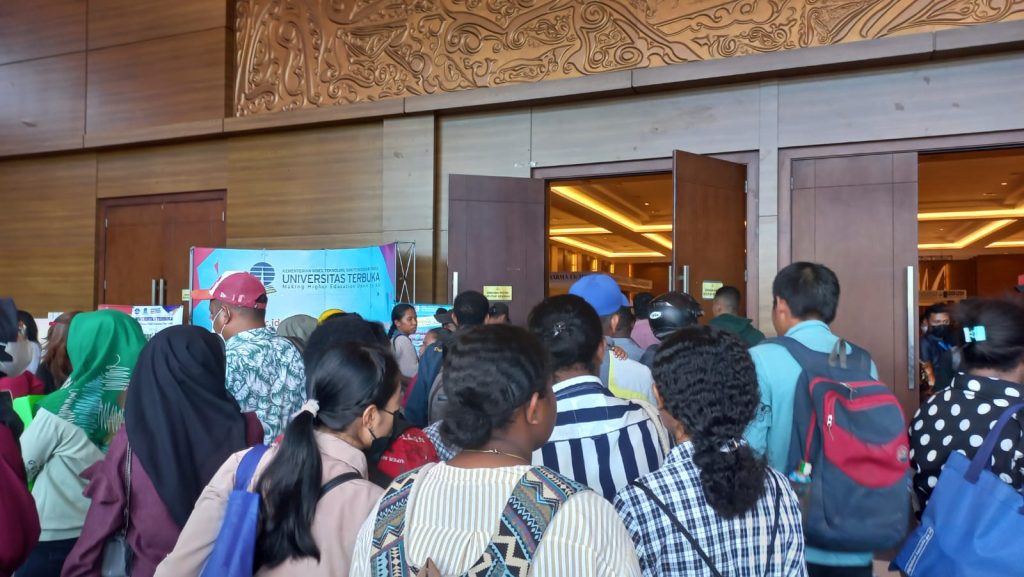 Pencari kerja yang memadati arena Job Fair di ACC Hotel Aimas.