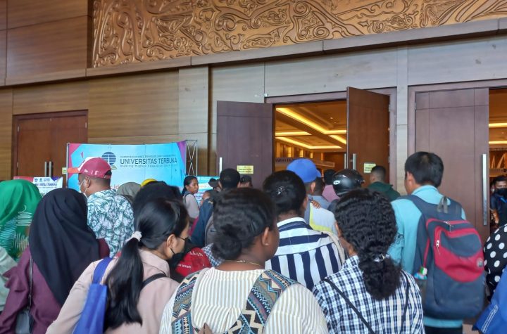 Pencari kerja yang memadati arena Job Fair di ACC Hotel Aimas.
