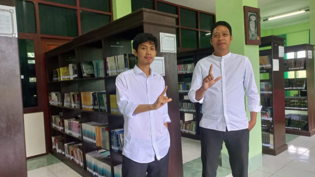 Mutawalli, S. Hum M.IP bersama rekan staf perpustakaan IAIN Sorong