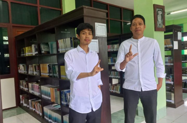 Mutawalli, S. Hum M.IP bersama rekan staf perpustakaan IAIN Sorong